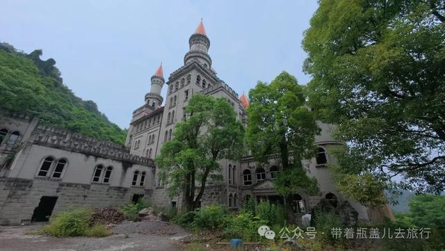 探秘重庆深山"鬼堡"，奢华废墟中暗藏玄机，背后真相到底是什么？