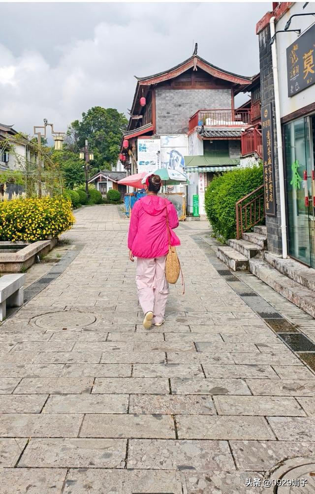 我行走在古镇的青石板路上