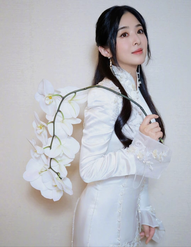 张含韵的奶欲更勾人，36岁依旧童颜	，身材却饱满成熟韵味满满