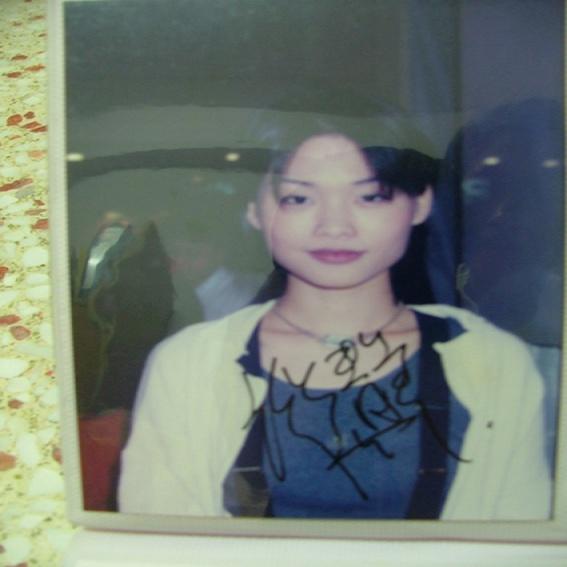 凭借一首歌与王菲齐名，却被俩渣男折磨成精神病，今51岁无人识