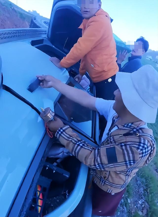 广东越野车西藏意外坠崖，藏族姑娘挺身而出，网友怒赞，文旅回应