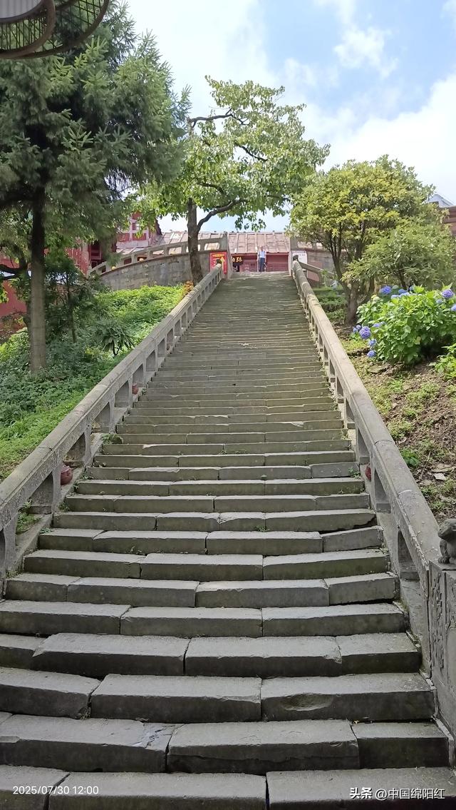 夜爬峨眉山 我花了15个小时