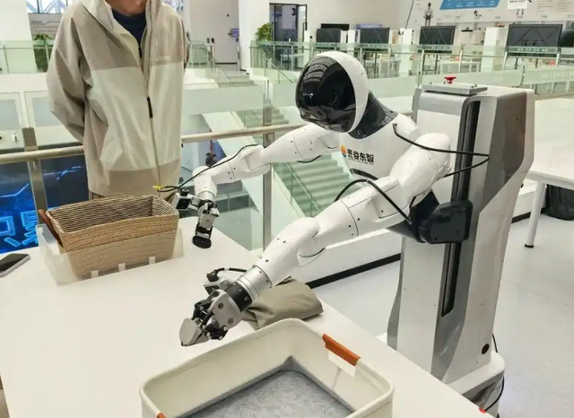 能开门叠衣服的14万家务机器人来了！体验后是“高级木偶”？