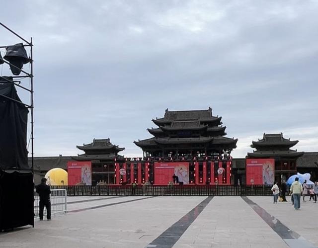 央企保利盘活榆次老城，汉服铠甲踩高跷登场，城隍庙县衙西园收费