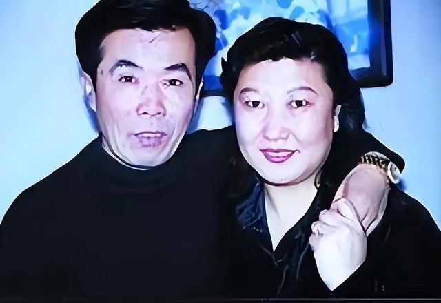 哭穷风波刚9天，何庆魁儿子曝闫学晶猛料被扒，77岁老父亲被牵连