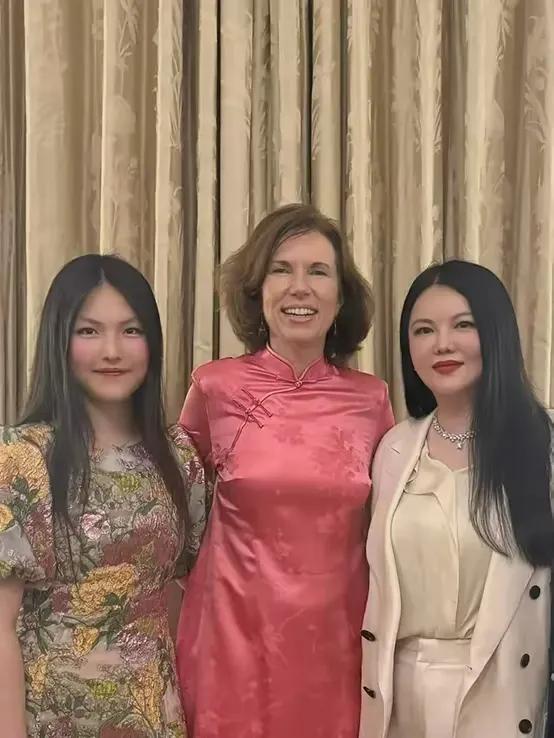 李湘带王诗龄去见英国大使，穿西装瘦了几圈，王诗龄胖的贵气逼人