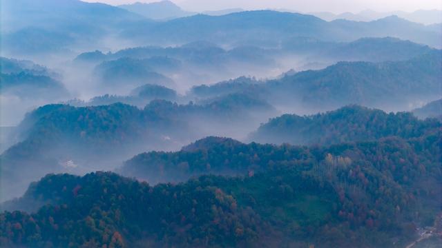 山叠嶂，雾缭绕