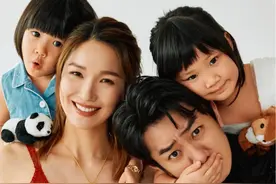 王祖蓝李亚男晒亲子写真，俩女儿俏皮可爱，一个像爸爸一个像妈妈图片