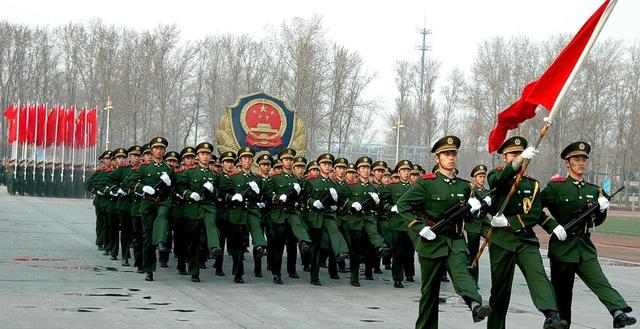 毛主席纪念堂，为什么是解放军持枪守卫，而不是武警？