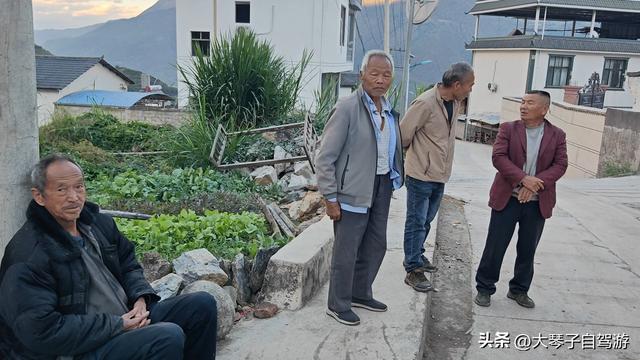 房车自驾新寨咖啡村满村咖啡香飘出致富路，却难寻一席之地停车！