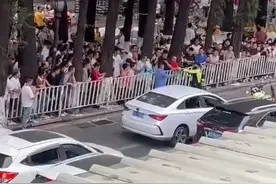 “放下武器！”交警疑警服人持警棍追后？喷辣椒水？东莞多方回应图片