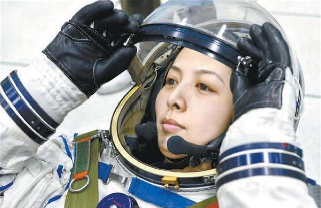 王亚平之女，母亲是航天员，父亲是飞行员，享受四项优待