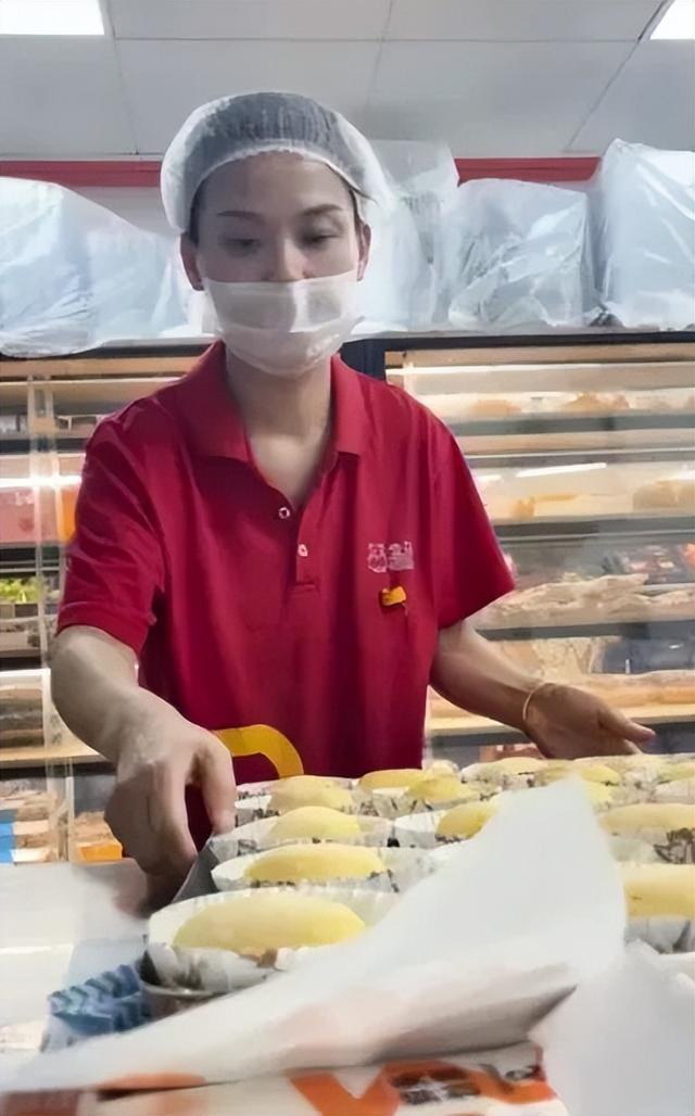 火了！上海45岁二胎妈妈找工作！保育员、陪诊师、试吃员...临时工统统尝试一遍，她感叹→