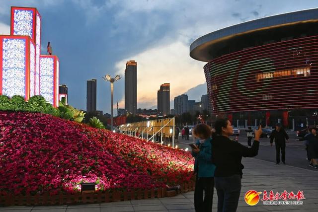 来自乌鲁木齐的浪漫！整座城市都在发光