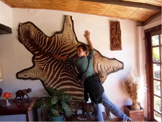 这个地方真奇葩！出门买菜带上百亿，一箱钱买不到一卷纸