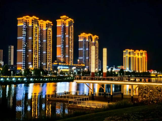 水墨成州夜生辉：青泥河与奎星楼的夜色对话