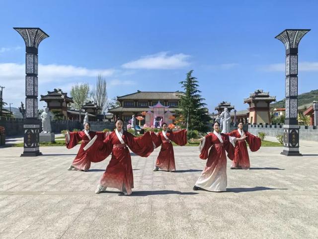 一祠承文脉，满园忆三国。