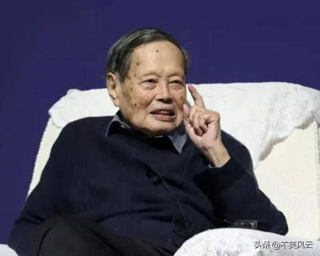 杨振宁葬礼结束，盖国旗完成夙愿不到48小时，恶心的一幕就出现了