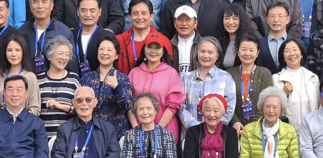 内娱这天，站位暴露江湖地位，唐国强张丰毅站一边，C位雷打不动