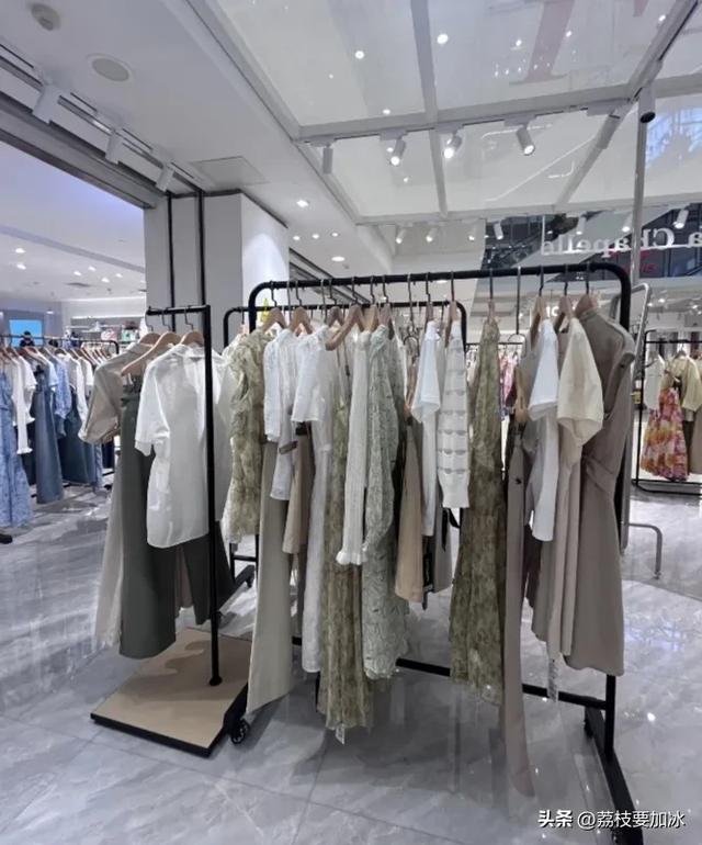 “跌下神坛”的4大服装品牌，曾红极一时，看看有你穿过的吗？