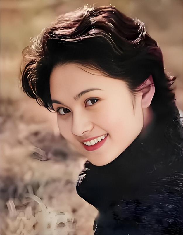 她是天生丽质的美女演员，嫁给军委副主席之子，离婚后成知名画家