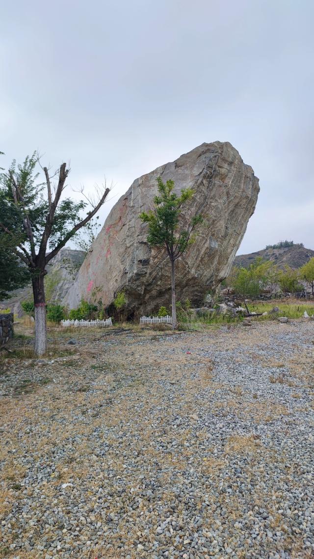闲逛包头大青山南坡笸箩铺景点，去时一人，景区也一人，有点荒野
