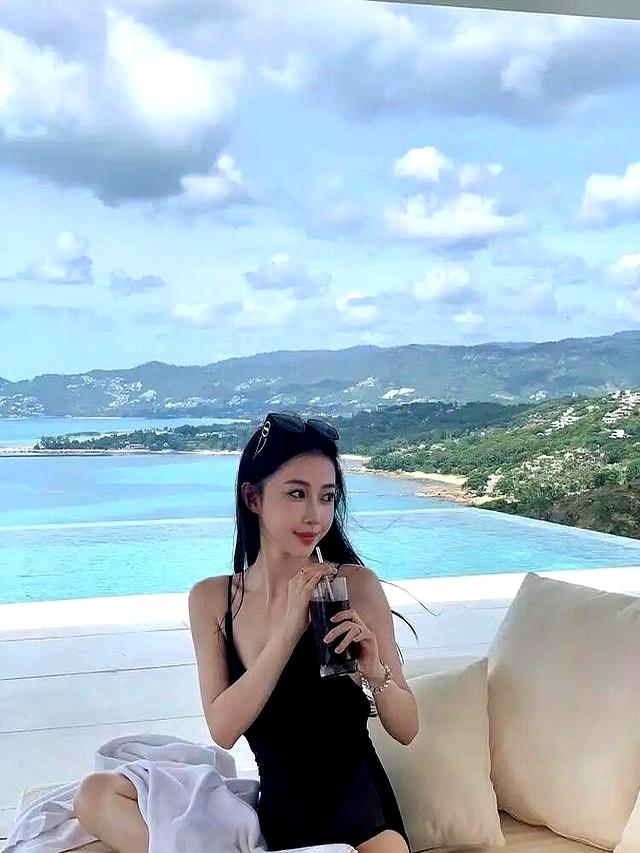 潘玮柏的空姐老婆泳装照惊艳全网，优雅身姿尽显“白到发光”！
