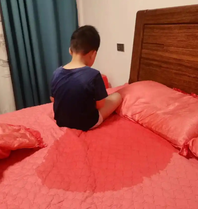 尿床时父母是“责骂”还是“安慰”，不用十年，孩子差距凸显