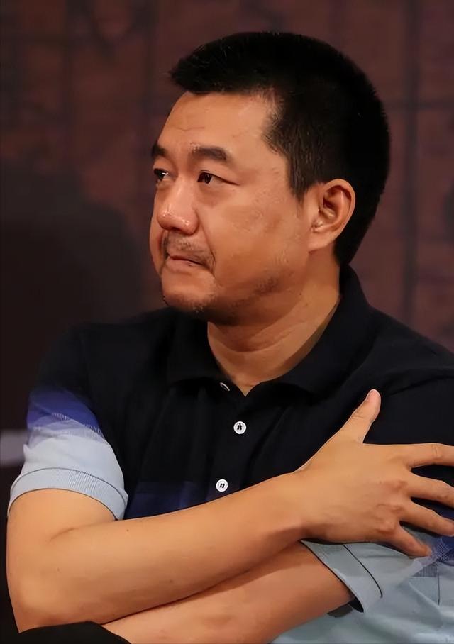 演了一辈子警察，穷得靠老朋友刘丹接济，45岁被嫂子“逼婚”