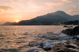 法院冻结负债人的银行卡是否侵犯了负债人的合法权益？图片