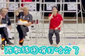 陈若琳在水池边困的打哈欠，全红婵表演“炸鱼”，瞬间清醒！图片