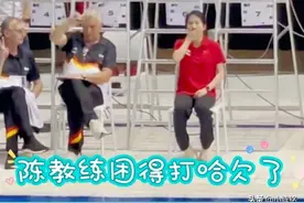 陈若琳在水池边困的打哈欠，全红婵表演“炸鱼”，瞬间清醒！图片