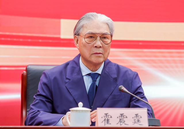 霍启刚没想到！44岁妻子和79岁老爸同时官宣喜讯，为霍家“争光”