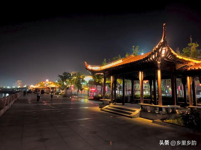 乡村和城市的夜景都充满魅力，也许是古镇的夜景多了一些风情韵味