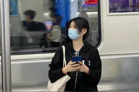 女子黑丝服装乘地铁,身旁空座无一人敢坐!女生真是上头图片