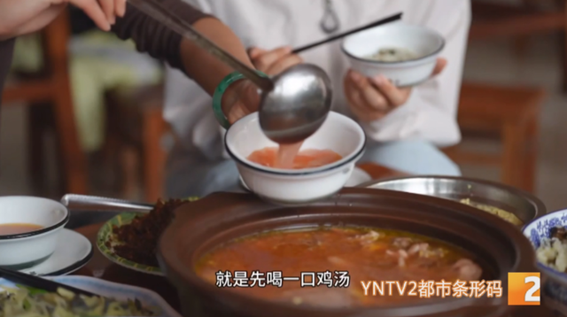 慕名而来！干巴菌、白牛肝等，上山满载而归，这一桌菌子宴馋哭了！