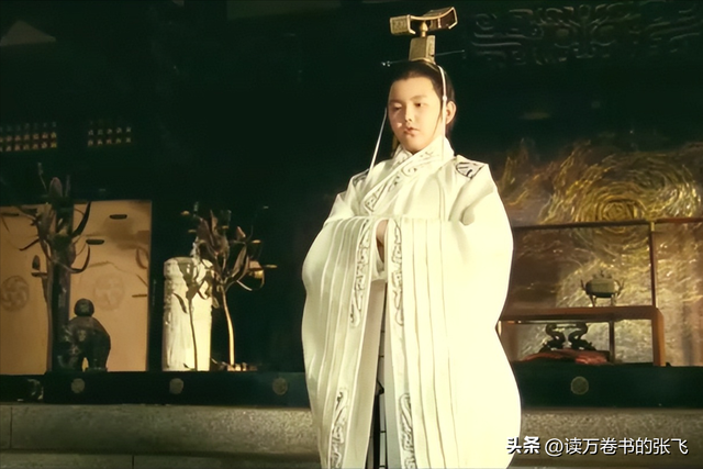 长得太美被导演占为己有，4年后生下大明星儿子，17岁就成男一号