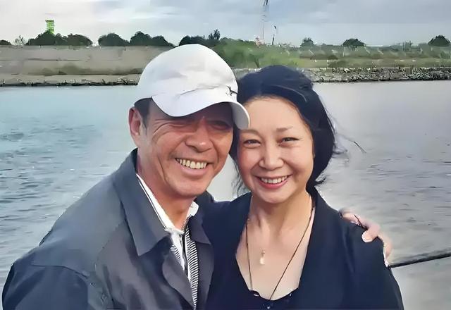 原来《父母爱情》里他们是真夫妻，结婚40年零绯闻，儿子也是导演