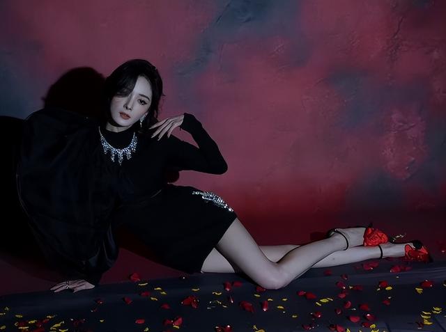 活动现场堪称混乱，杨幂刘亦菲表现截然不同，一人抢C位受到反噬