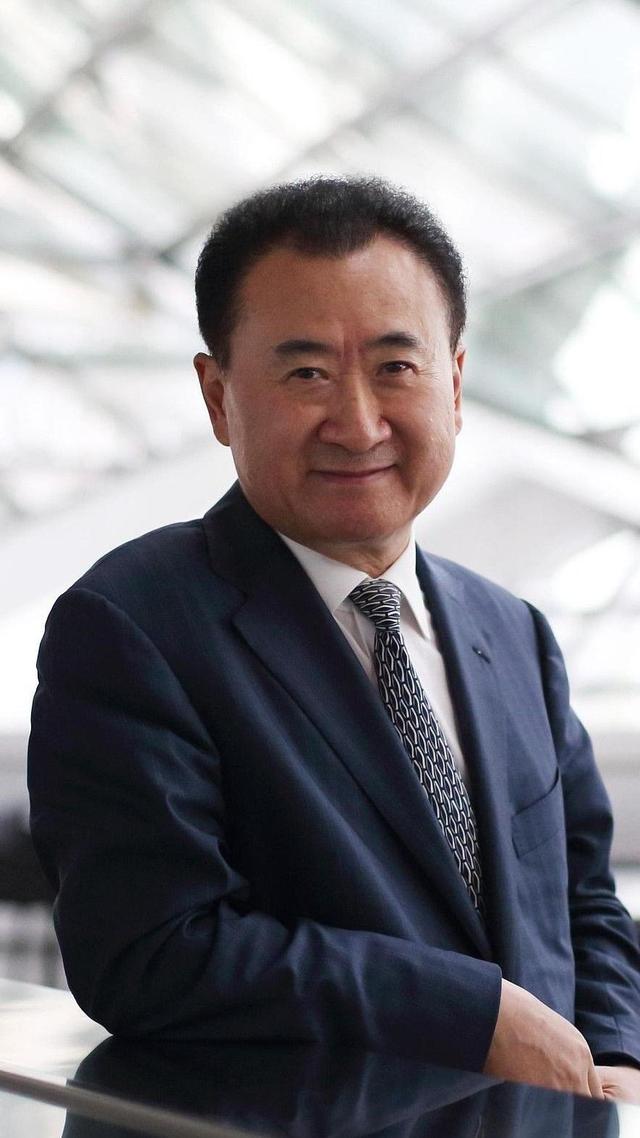 71岁王健林现身新疆，近照瘦成皮包骨，王思聪却换女友纸醉金迷