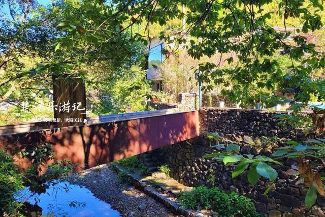 浙江宁波桥坑山麓的古村，既是文化名村又是景区村庄，景色确实美