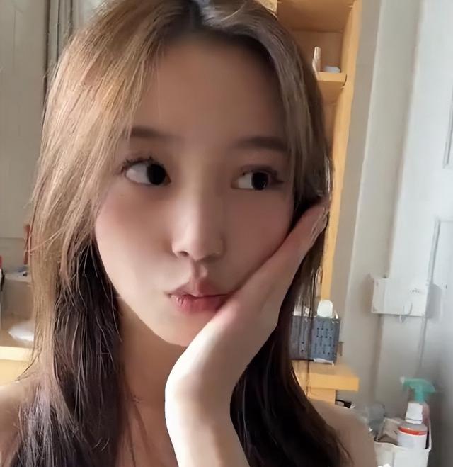 贼心不死！劣迹艺人赵薇走投无路，15岁女儿成她的最后一根稻草