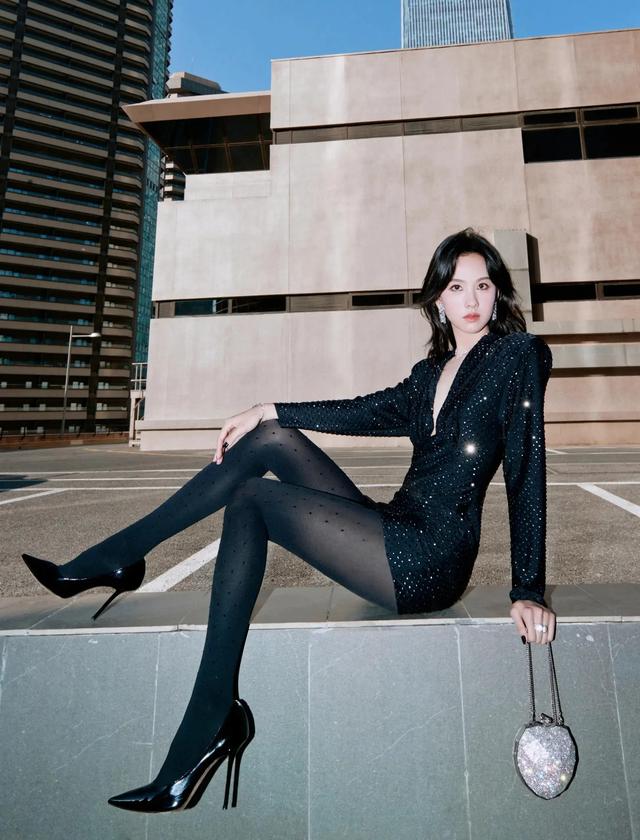 陈都灵喜欢穿黑丝袜	，她的脚真大