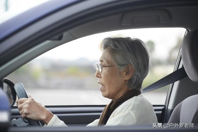 “银发自驾”成新风口？医生泼冷水：这3类老人千万别跟风！