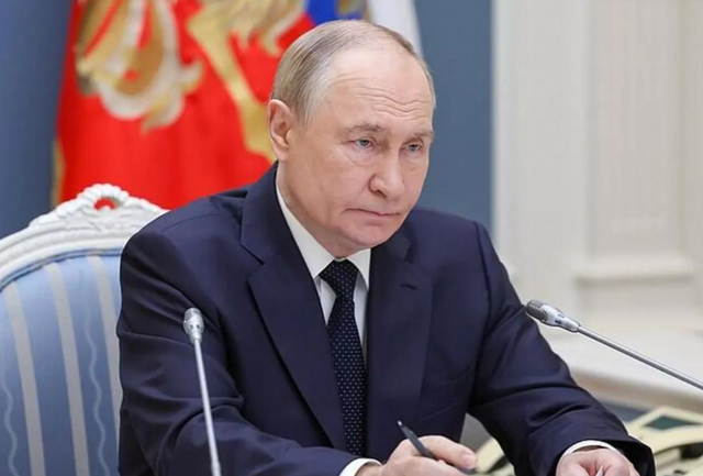 日本东京召开晚宴，高市早苗高调亮相：对俄动真格，对中国用软的