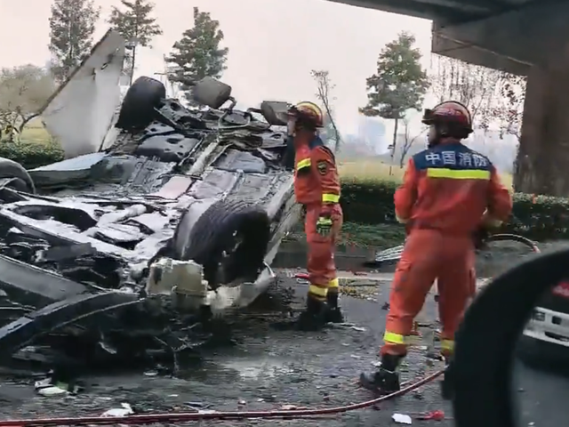 四川成都一轿车撞上高架桥桥墩后弹飞翻车，四轮朝天，车辆严重变形，医院称目前有一伤者仍在ICU