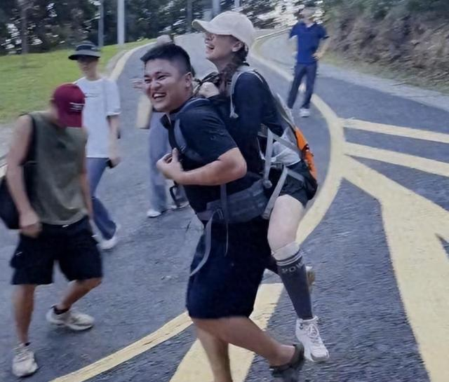 广东女子登山脚崴，被陌生小伙背40分钟下山，恶心的一幕却出现了
