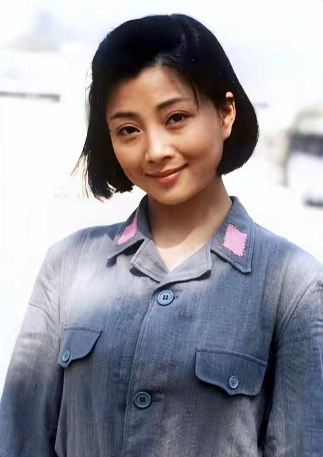 她是演员中的女富豪，豪车多的开不过来，如今45岁却活得像20岁