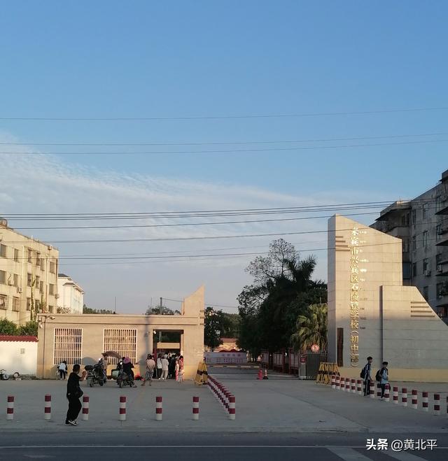 广西来宾市兴宾区与南宁市宾阳、上林交界的小镇，得名源于庙宇