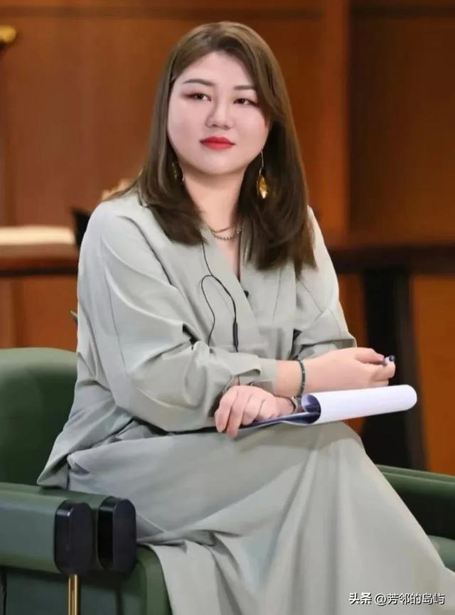 李现给老板杨天真拍照，杨天真的赚钱能力似乎是天生的